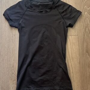 Lululemon Swiftly Tech Short-Sleeve Shirt 2.0
Hip Length